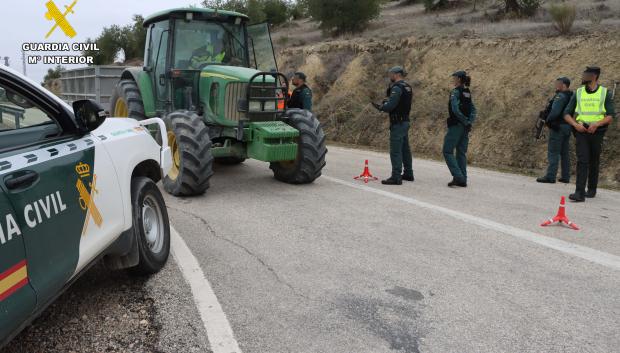 Control de la Guardia Civil en una explotación agrícola