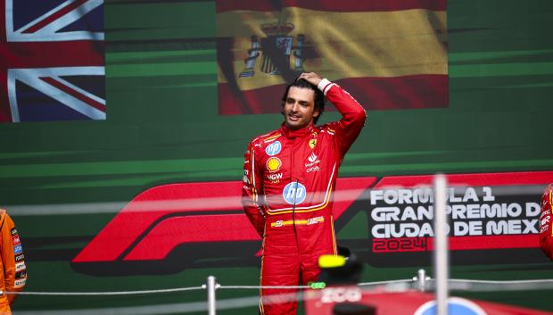 Carlos Sainz durante el himno español en el GP de México, donde ha conseguido su cuarta victoria