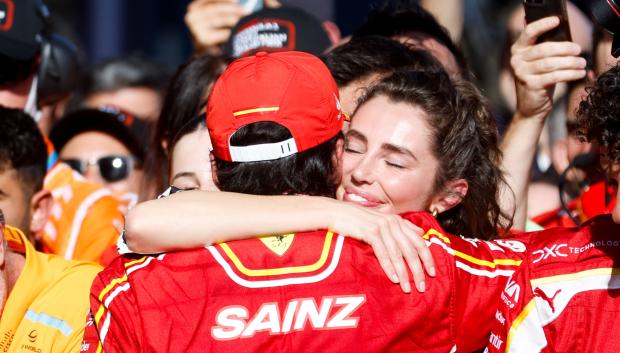 Pilot Carlos Sainz of Spain ( Scuderia Ferrari ) and model Rebecca Donaldson embrace after winning the 2024 Australian Grand Prix at Albert Park in Melbourne, Australia