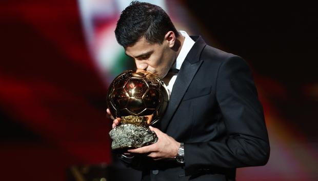 El centrocampista español del Manchester City, Rodri, recibe el premio Balón de Oro