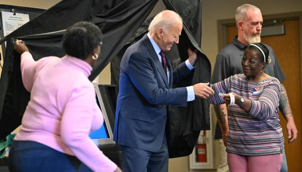 El presidente de Estados Unidos, Joe Biden, recibe una calcomanía con la palabra "I Voted" cuando sale de la cabina de votación