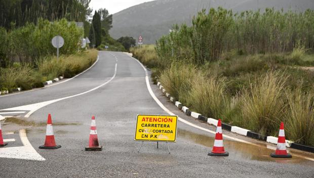 Una carretera cortada por la lluvia en Cabanes, Castellón