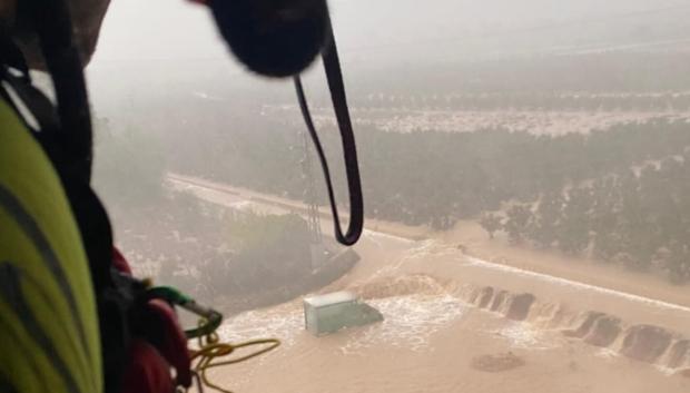 Imagen de un camión atrapado por el agua desde el helicóptero de Bomberos