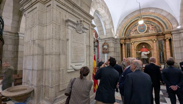 Los asistentes al homenaje contemplan la placa dedicada a Pita da Veiga en Ferrol