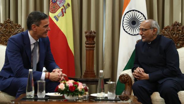 El presidente del Gobierno, Pedro Sánchez 3i), durante un encuentro con el gobernador del Estado de Maharashtra, Shri C.P. Radhakrishnan (d), en la residencia oficial del gobernador, en Bombay este martes