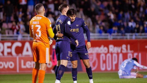 Los jugadores del Alavés celebran su victoria este martes, durante la primera ronda de la Copa del Rey