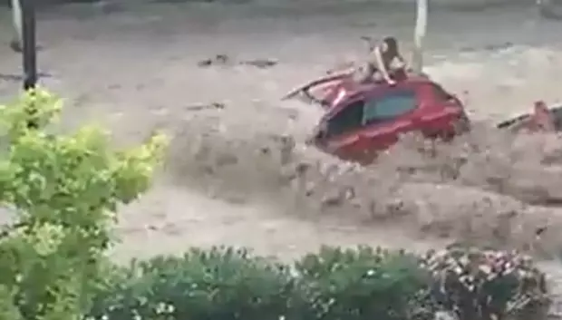 Subirse encima del coche siempre que haya dejado de flotar y no vaya a la merced del agua