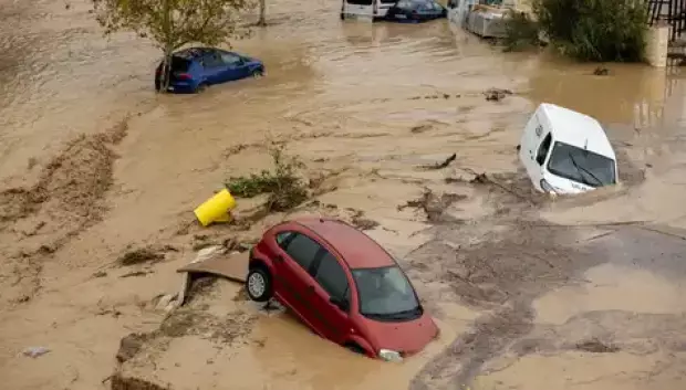 El agua hacer flotar los coches con relativa facilidad