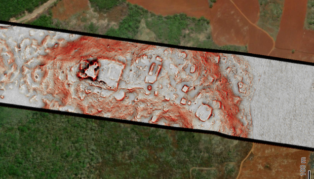 Edificios antiguos agrupados en la cima de una colina revelados por un estrecho transecto de datos Lidar