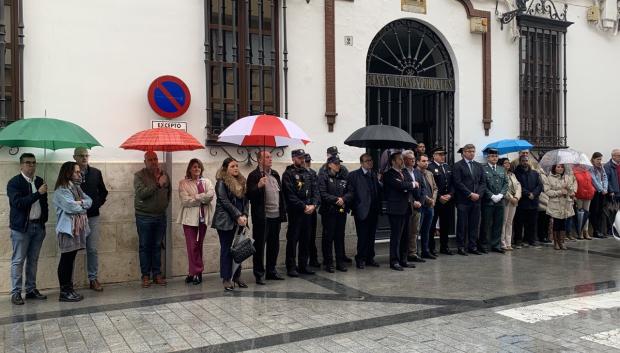 Minuto de silencio ante las puertas del Ayuntamiento de Puente Genil