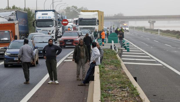 Varios conductores tirados en la carretera, anegada por la DANA, en Valencia, este jueves