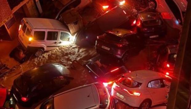 El agua se llevo miles de coches con sus ocupantes dentro