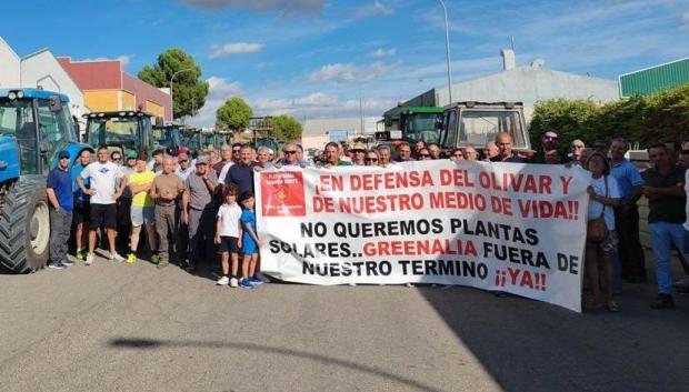 Concentración en Lopera contra la planta solar

REMITIDA / HANDOUT por SOS RURAL
Fotografía remitida a medios de comunicación exclusivamente para ilustrar la noticia a la que hace referencia la imagen, y citando la procedencia de la imagen en la firma
30/10/2024