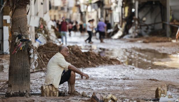 Un hombre observa los daños causados por las inundaciones en la localidad de Paiporta, Valencia