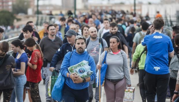 Decenas de personas en el puente que une Valencia con la pedanía de La Torre