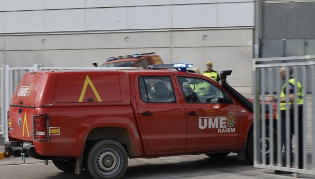 Efectivos de la UME a las puertas de la morgue improvisada instalada en la Feria de Valencia