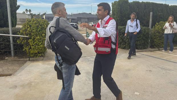 El presidente de la Generalitat, Carlos Mazón (d), saluda al ministro del Interior, Fernando Grande-Marlaska a su llegada al Centro de Control de Emergencias de la localidad de L'Eliana, Valencia