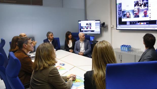 Sánchez (i), junto a la vicepresidenta tercera y ministra para la Transición Ecológica y el Reto Demográfico, Teresa Ribera (c), durante su visita a la sede de la AEMET en Madrid