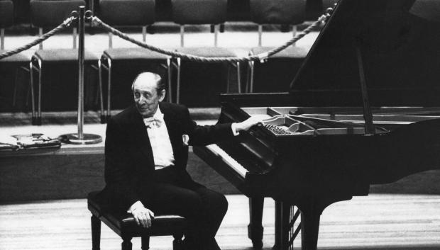 El mundialmente famoso pianista ruso Vladimir Horowitz (1904-1989) durante una actuación que ofreció en el Concert Building de Amsterdam el 26 de noviembre de 1986