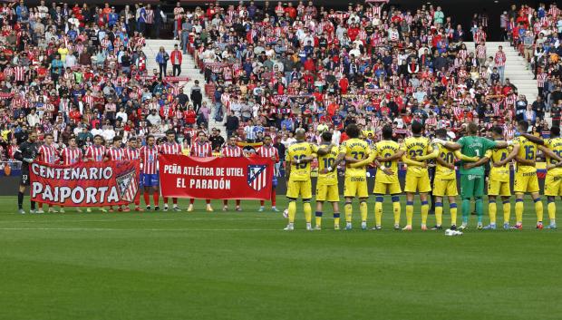 Los jugadores del Atlético de Madrid y de Las Palmas guardan un minuto de silencio por las víctimas de la DANA