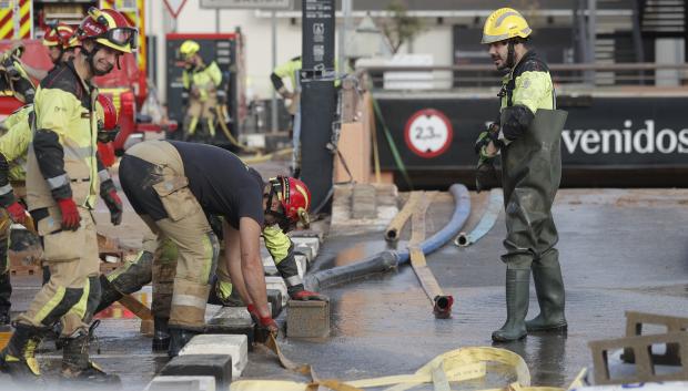 VALENCIA, 03/11/2024.- Efectivos de la UME y del cuerpo de Bomberos extraen agua del parking subterráneo del Centro Comercial Bonaire para poder acceder a los coches aparcados, este domingo. EFE/Manuel Bruque