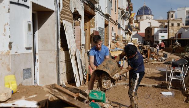 Vecinos de Chiva limpian sus hogares tras la DANA