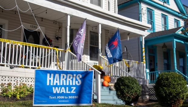 Una pancarta de apoyo a Kamala Harris en una propiedad cercana al Emery Heights Community Center