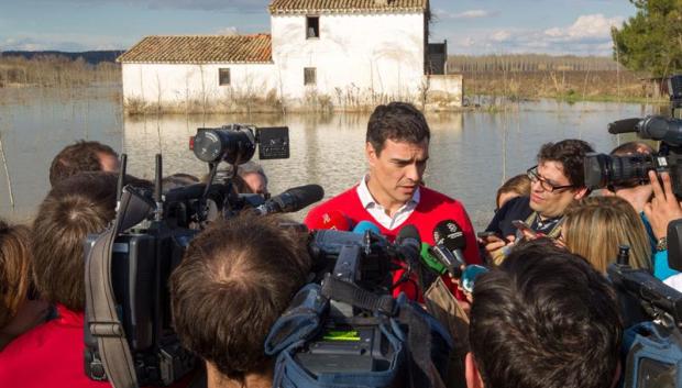 Pedro Sánchez, entonces líder del PSOE y jefe de la oposición, durante su visita a la Ribera del Ebro tras las inundaciones que tuvieron lugar en la zona