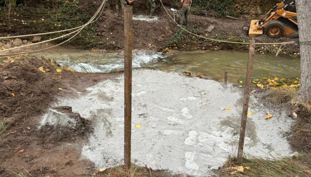 El Ejército construye en Landete una pasarela sobre el río mientras se arregla el puente dañado por la DANA