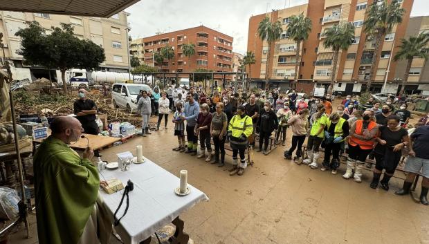 La enfangada explanada frente a la parroquia de María, Madre de la Iglesia,