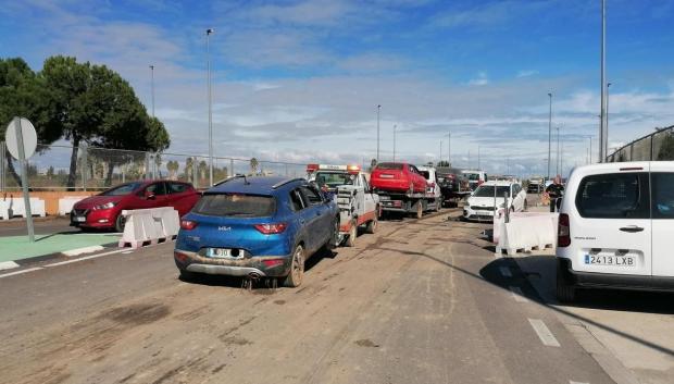 Las grúas tardan como media hora en hacer a un lado cada uno de los coches