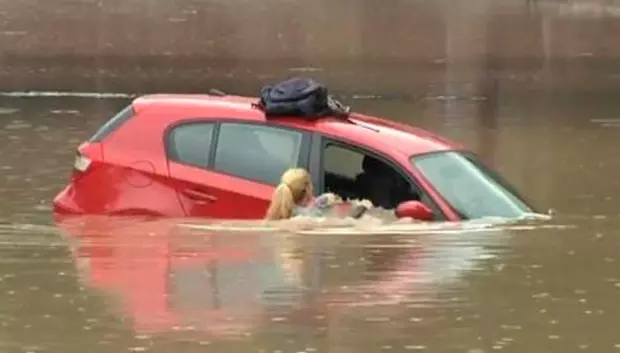 Las ventanillas abiertas es lo más sencillo para salir de un coche rápido