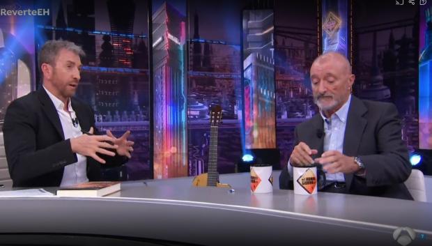 Arturo Pérez-Reverte, en 'El Hormiguero', junto a Pablo Motos