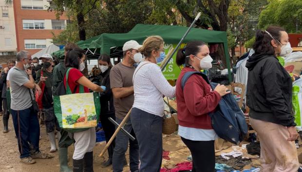 Gente esperando para llevarse un plato de comida