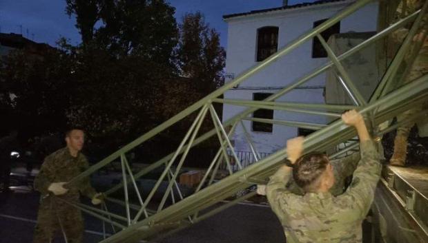 Los militares instalando la pasarela