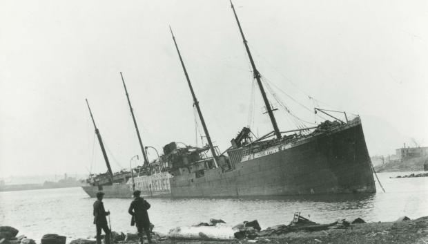 El barco noruego SS Imo, encalló en el lado de Dartmouth del puerto después de la explosión