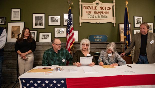 Dixville Notch, New Hampshire, el primer pueblo de Estados Unidos en votarVice President Kamala Harris and former President Donald Trump have tied with three votes each. (Photo by Joseph Prezioso / AFP)