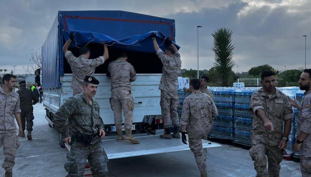 Las unidades de la Base Aérea de Cuatro Vientos se unen al reparto de productos para la desinfección de zonas junto a CIMIC del Ejército de Tierra por diferentes municipios de Valencia.