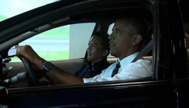 Obama al volante, pero de un simulador