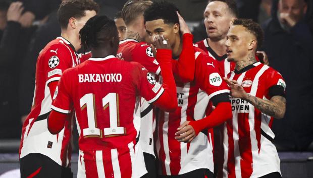 Los jugadores del PSV celebran el segundo gol