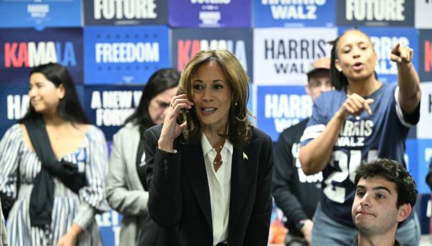 La vicepresidenta de Estados Unidos y candidata presidencial demócrata, Kamala Harris, en la sede del Comité Nacional Demócrata en Washington