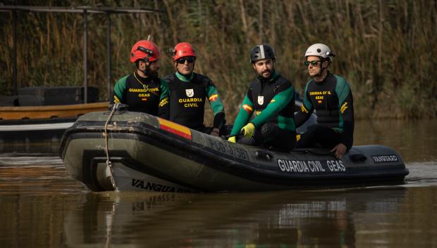 Despliegue de efectivos de la Guardia Civil en búsqueda de desaparecidos tras la DANA en la Albufera, Valencia