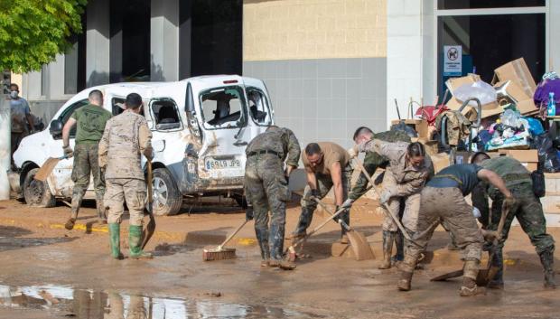 Los guardias reales realizan tareas de limpieza en la zona de la catástrofe