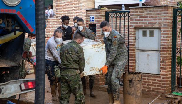 Los guardias reales ayudan al desalojo de enseres