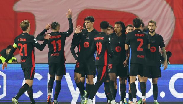 Los jugadores del Barça celebran el primer gol de Iñigo Martínez ante el Estrella Roja