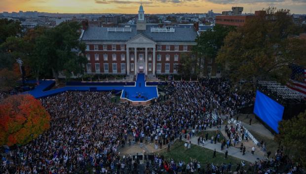 La vicepresidenta Kamala Harris llega para hablar en el escenario de la Universidad Howard