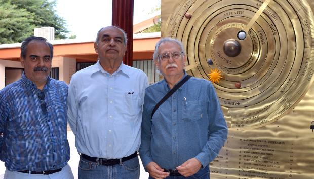 Los investigadores de la Universidad de Sonora, Ezequiel Rodríguez (i), Julio Saucedo (c) y Raúl Pérez (d), posan a lado de la recreación del 'mecanismo de Anticitera'