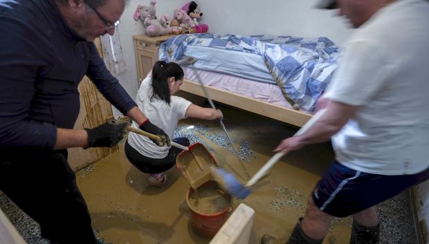 Un matrimonio del barrio de la Estación de Cártama (Málaga), limpian su vivienda de barro por el desborde del río Guadalhorce este pasado martes 29 de octubre.EFE/Jorge Zapata.