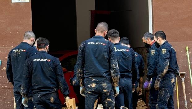 Policía Nacional ayudando a los afectados por la DANA