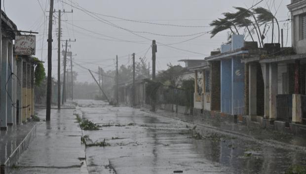 Fuertes vientos y lluvias azotaron Cuba durante el paso del Huracán Rafael